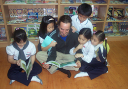 G2 Library Class~小朋友沉浸在Teacher Dainele講述的故事中