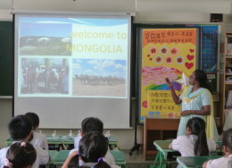 Sr. Nirmala Rani利用簡報來介紹當地學童生活