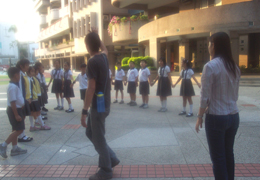 Integrated English Class~哇大家看得出來我們拼出的是大寫M嗎?