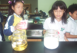 G4 Science Class~小朋友觀察幾天後醋罐內加入的蛋與牛奶罐放入的雞腿將會產生化學變化