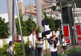 G2 PE Class~Wow, we can do it 費了好大的力氣終於爬到頂端