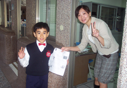週三美語活動Guess the Word~小朋友將班上的答案紙繳交給Teacher Annie
