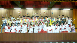 獻上花環邀請貴賓一同歡樂