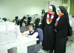 至電腦教室參觀小朋友上課情形