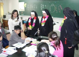 至自然教室參觀小朋友上課情形