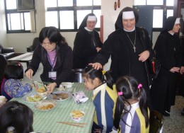 至愛班參觀小朋友吃午飯情形