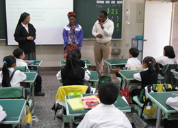 來自非洲剛果共合國的司馬添神父兄妹蒞臨本校訪問，在校長施麗蘭修女的陪同下，用英文藉由Power Point向小朋友說明剛果小朋友學習的現況。