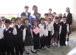 剛果共合國Pascaline Bimpe小姐參訪本校教學與設備後，與校長、老師及參與互動的小朋友們合影留念。