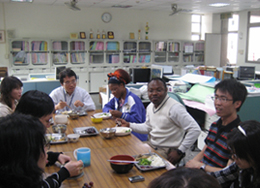 剛果共合國Pascaline Bimpe小姐與教職員共進美味的營養午餐